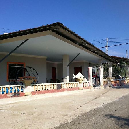 סמפורנה Homestay Koperasi Surau Alfalah מראה חיצוני תמונה